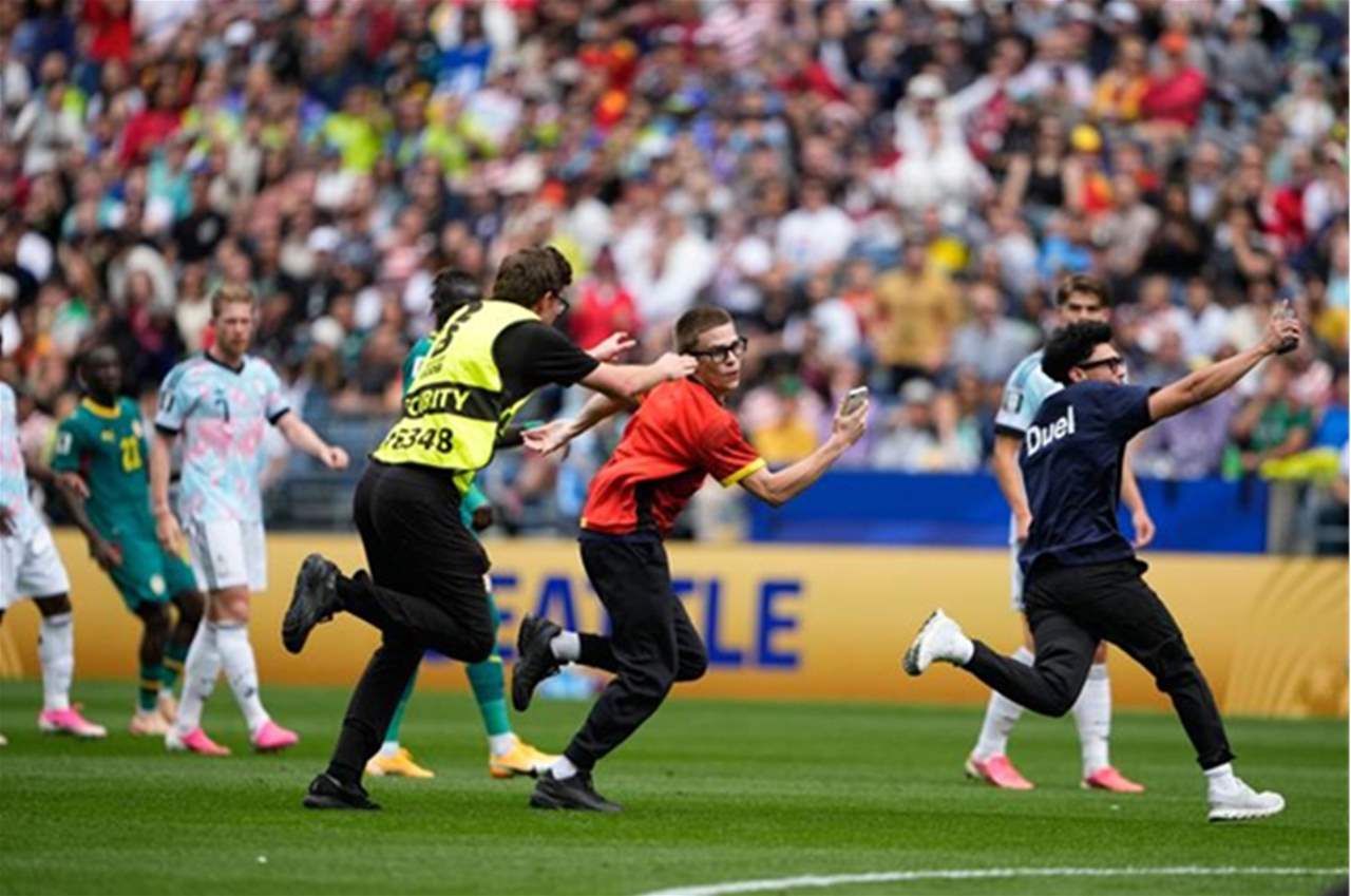 فيديو - اقتحام مفاجئ يوقف مواجهة بلجيكا والسنغال