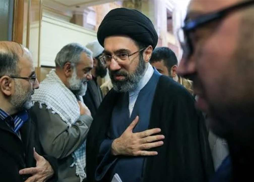 هل يحضر مجتبى خامنئي مراسم دفن والده؟