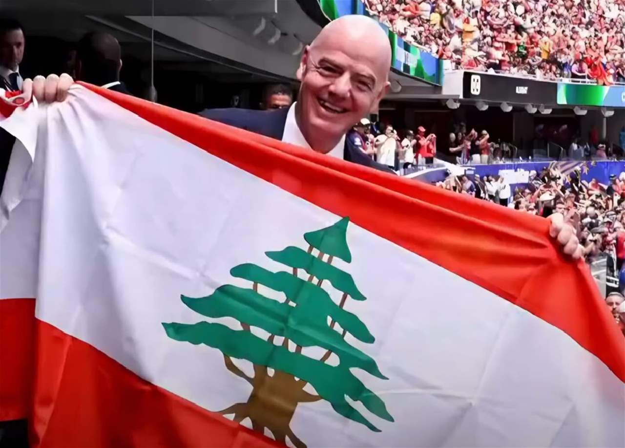 فيديو - إنفانتينو يرفع علم لبنان على مسرح كأس العالم