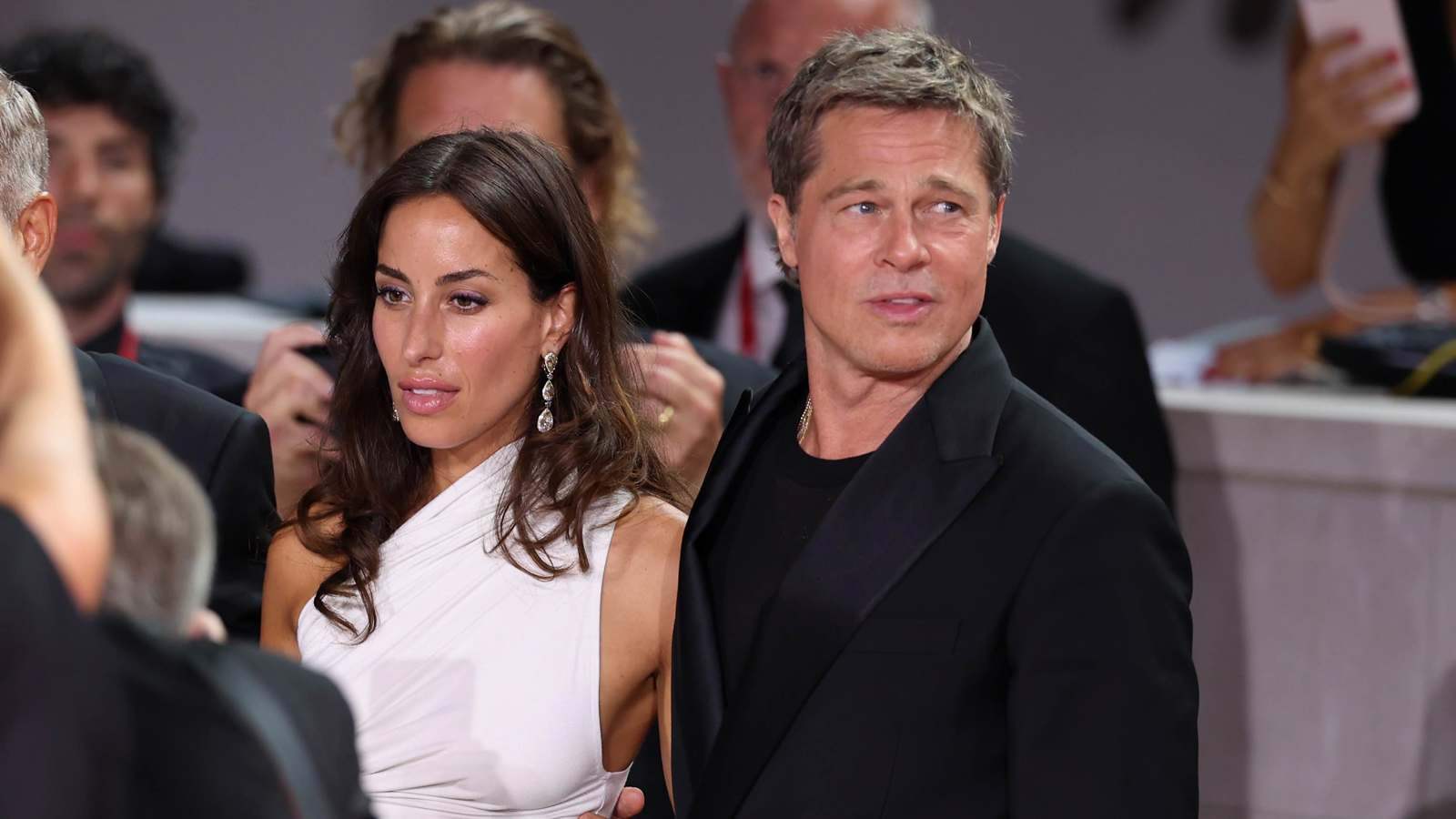براد بيت وإينيس دي رامون يعلنان حبهما رسميًا... وصور رومانسية تشعل الجدل حول زواجهما