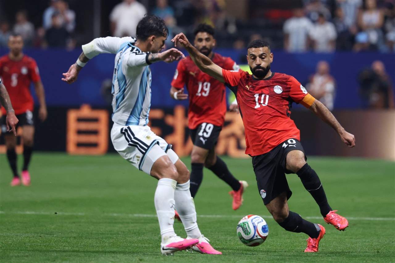 بالصور - نهاية الشوط الأول بتقدم مصر على الأرجنتين 1 - 0