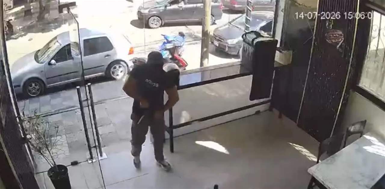مشاهد صادمة من صيدا.. ملثمون يهددون شخصًا داخل محل