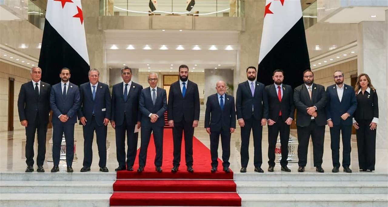  من لقاء الرئيس السوري أحمد الشرع في قصر الشعب في دمشق بالوفد اللبناني برئاسة وزير الاقتصاد عامر البساط 
