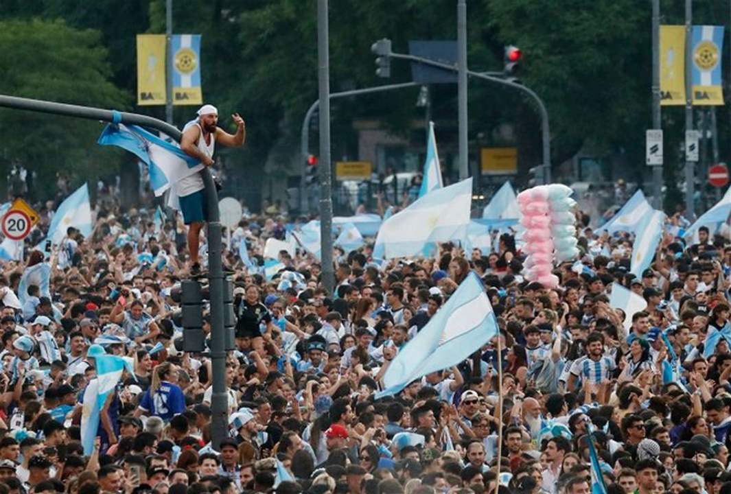 مشاهد جنونية من شوارع العاصمة الأرجنتينية بعد التأهل (شاهد الفيديو) 