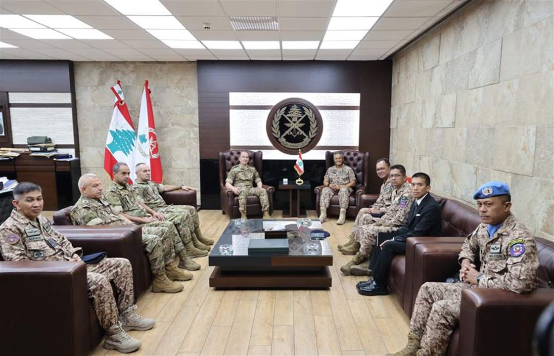 قائد الجيش يبحث مع قائد القوة الماليزية تطورات الجنوب