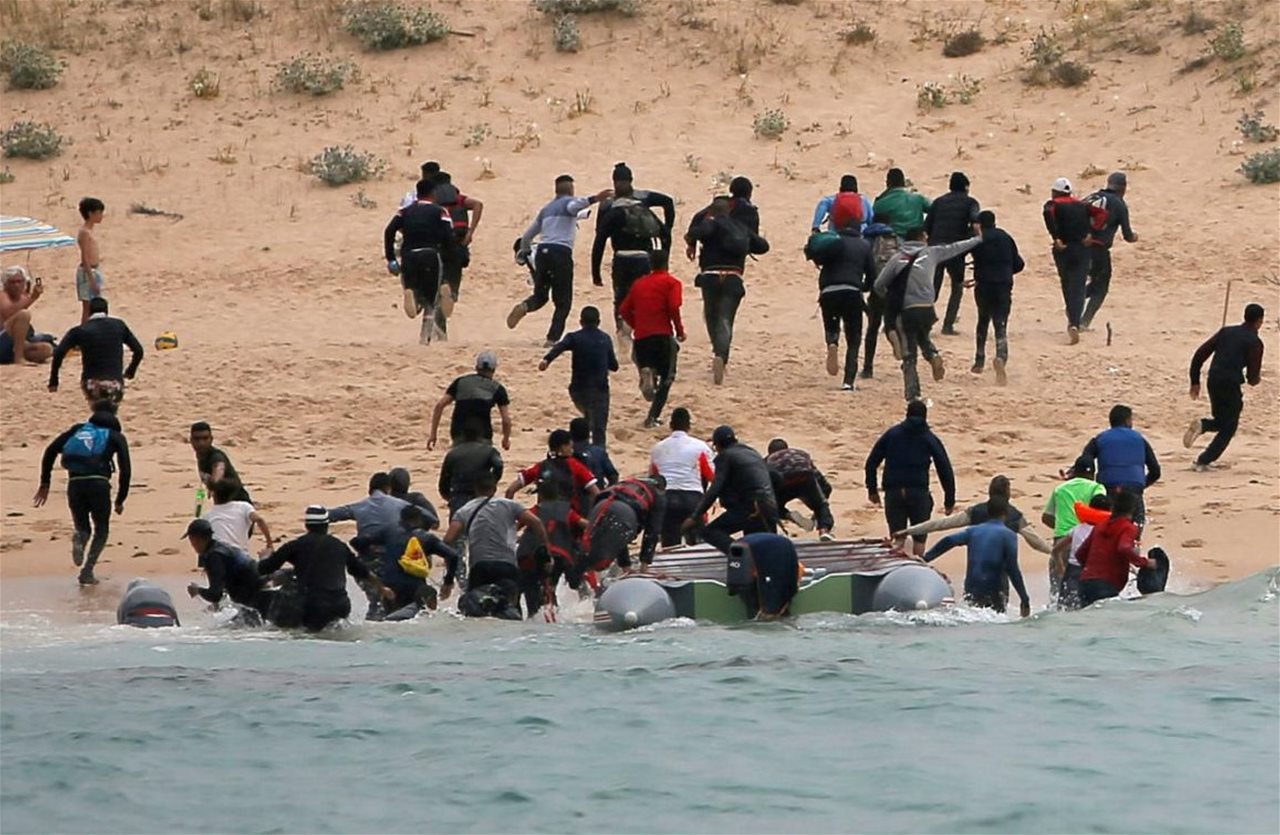 بالفيديو - نحو حلم أوروبا.. عبور بحري بالآلاف بين المغرب وإسبانيا 