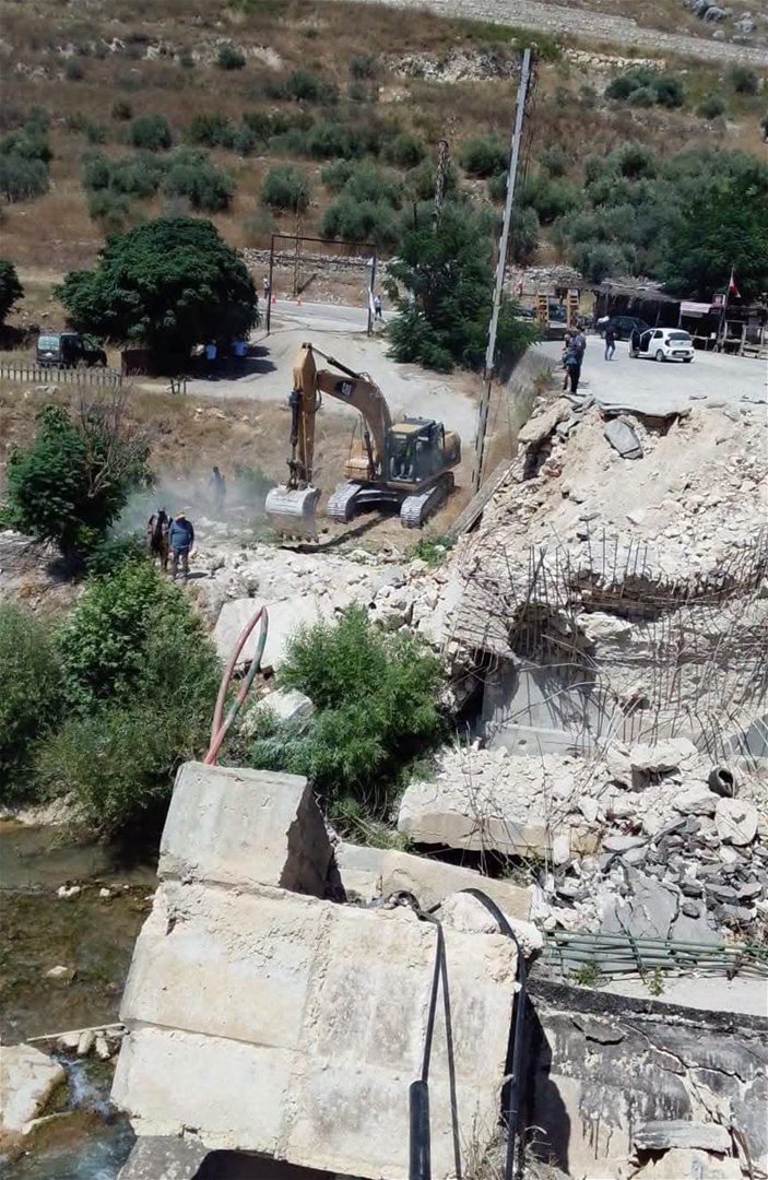 وزارة الأشغال تباشر إنشاء ممر مؤقت في قاعقعية  الجسر