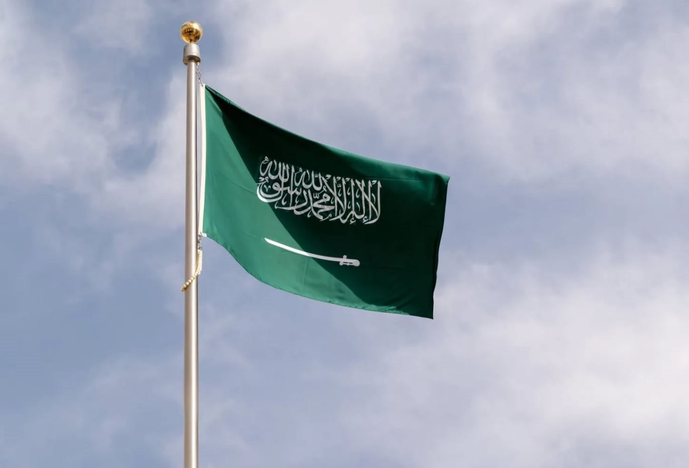 الخارجية السعودية: ندين إستهداف ناقلة إماراتية أثناء عبورها مضيق هرمز ونحمل إيران عواقب الاعتداءات الغاشمة