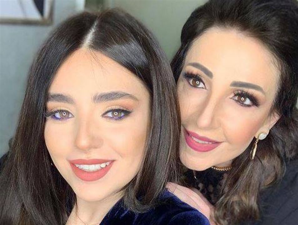 ابنة وفاء موصللي تفاجئ الجمهور بالغناء.. ووالدتها تعلق بفخر