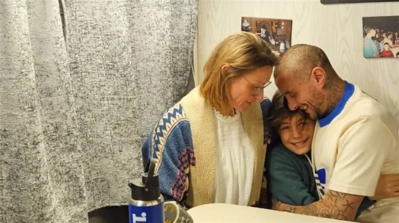 احمد الفيشاوي ينفذ وصية والدته ويبحث عن داعية ليعرّف نجله الدين الإسلامي 