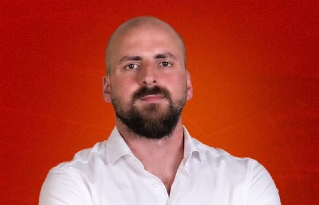 فيديو – في تركيا.. صحافي يُحتجز بسبب خبر عن سوق الانتقالات