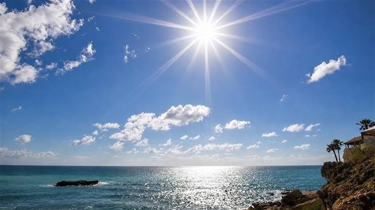 من لهيب آب إلى منخفض على الخفيف.. الطقس يبدّل مزاجه