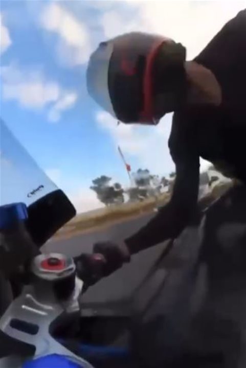 وثّق حادثه بنفسه.. لحظات مروّعة (شاهد الفيديو) 