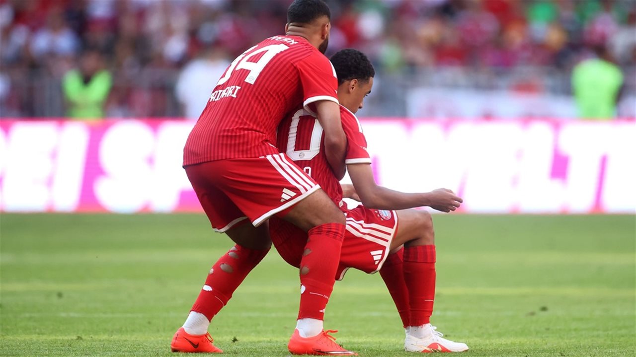  فيديو - صيباري ينقذ موسيالا من سقوط خطير