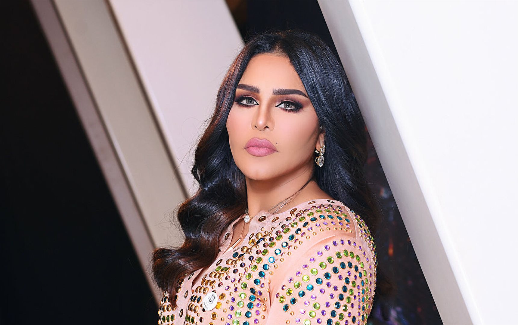وسامة ابن احلام الشامسي تخـ ـطف الأنظار وفخامة سيارته الرياضية حديث الجمهور