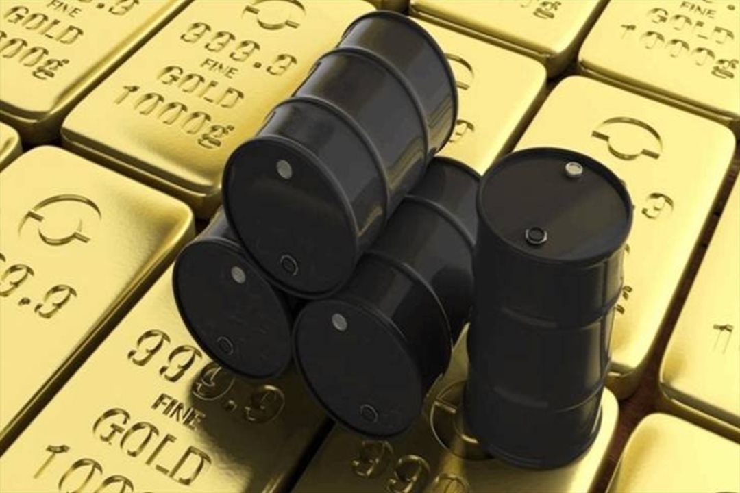 الذهب يتراجع والنفط يترقب.. كم بلغ سعر الأونصة؟