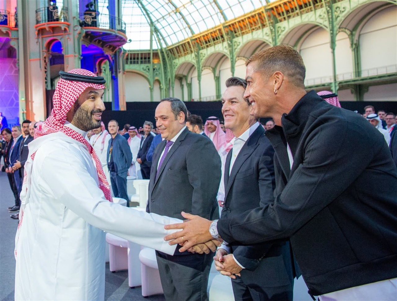 مصافحة الأمير محمد بن سلمان وكريستيانو رونالدو تتصدر حديث الجمهور