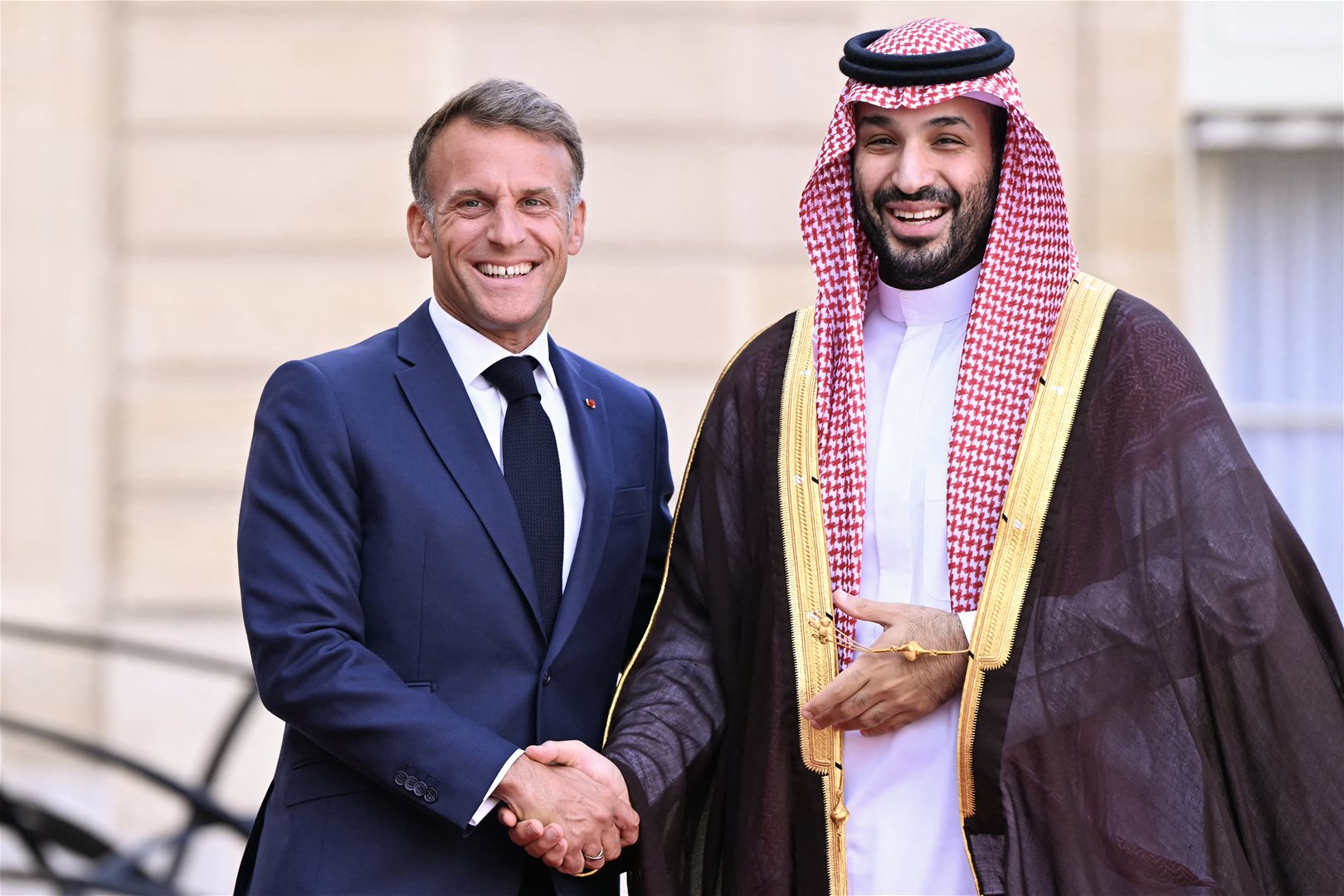 بالصور - الرئيس الفرنسي يستقبل ولي العهد السعودي في قصر الإليزيه