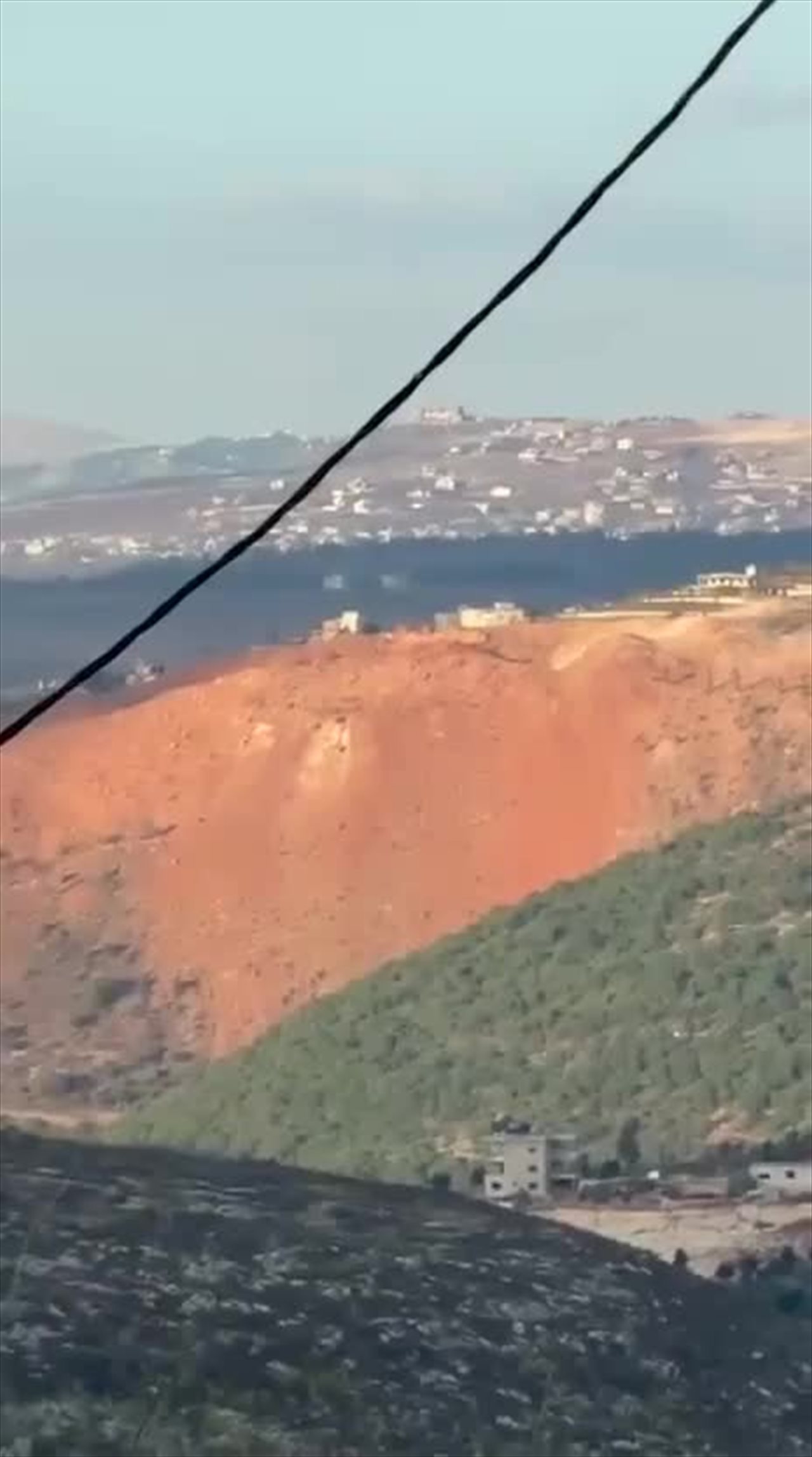 جراء التفجيرات الاسرائيلية.. انهيار جزء من جبل في الجنوب! 