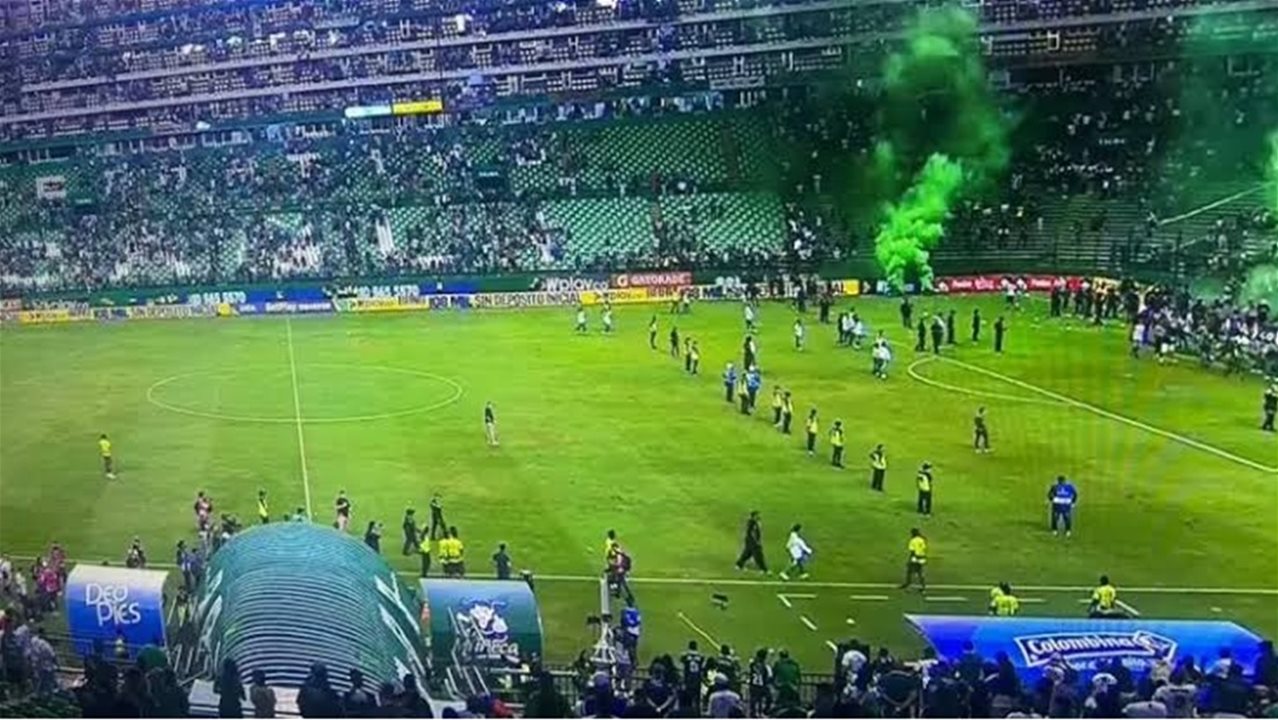 فيديو - عراك واقتحام ملعب في كولومبيا