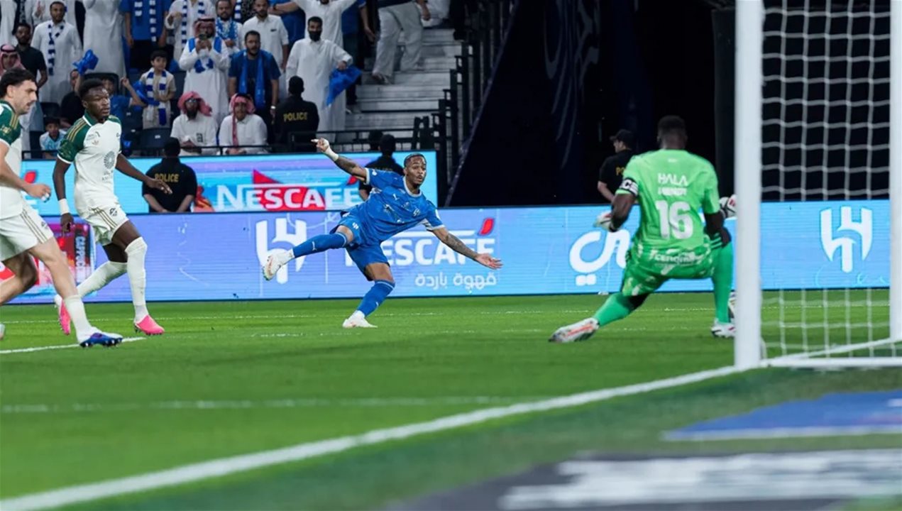 فيديو - فوضى تشعل كلاسيكو الهلال والأهلي