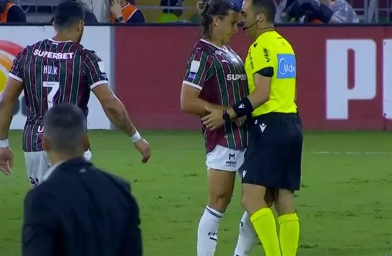 فيديو - في البرازيل.. حكم يشتبك مع لاعب