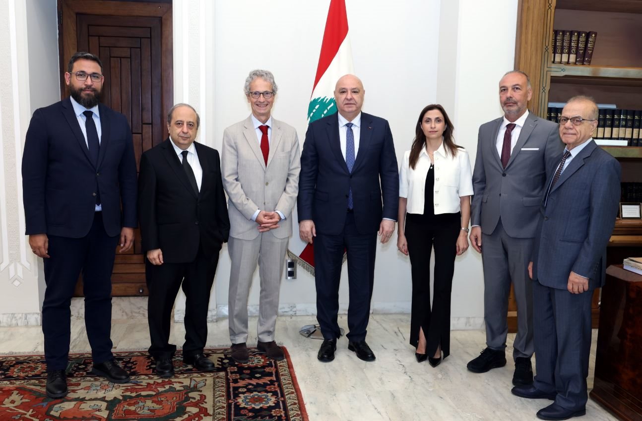 رئاسة الجمهورية: الرئيس عون عرض مع الرئيس العالمي لمنظمة الشفافية الدولية عمل المنظمة وبرامجها في لبنان والجهود التي تقوم بها في مجال مكافحة الفساد وتعزيز الحوكمة والمؤسسات