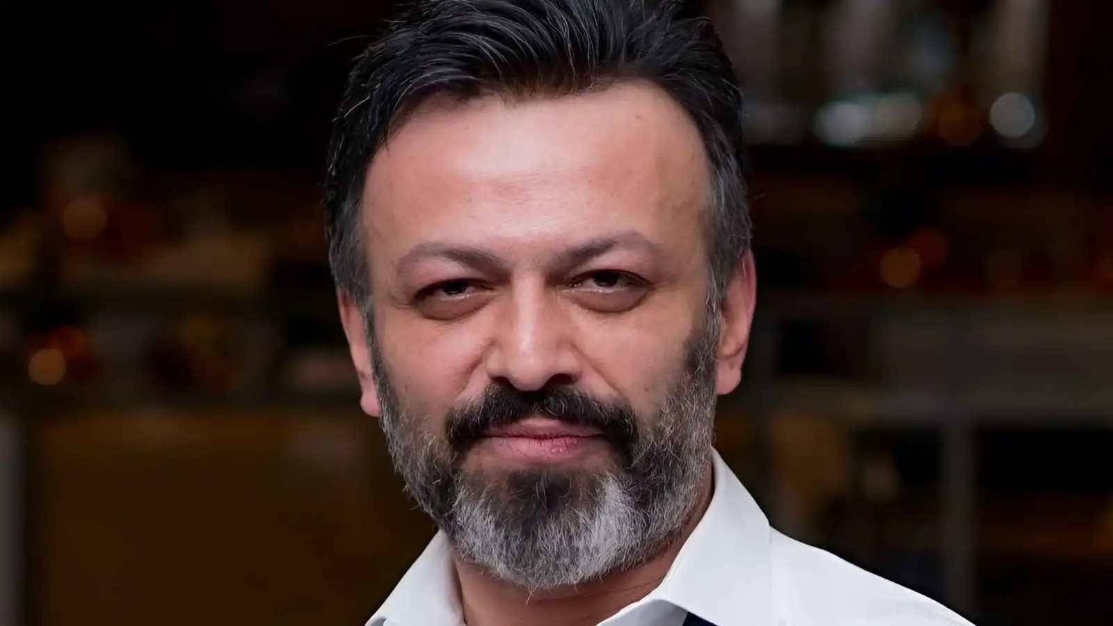وداع مؤثر للممثل لسرحات كيليتش.. نعشه على خشبة المسرح ونجوم تركيا يشيّعونه بالدموع