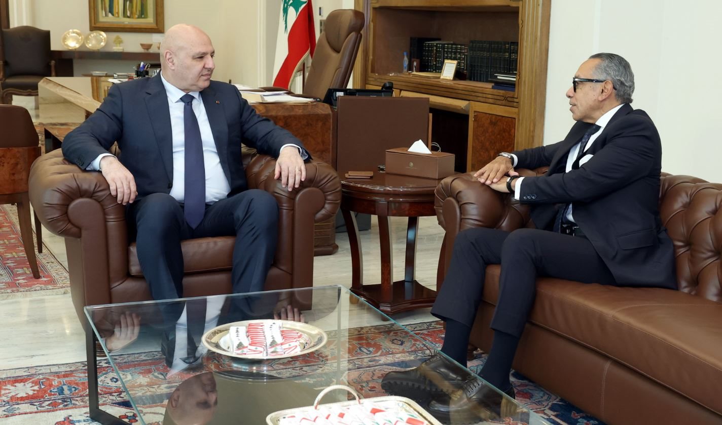 الرئيس عون بحث مع السفير المصري التطورات المحلية والإقليمية واتساع رقعة الاعتداءات الإسرائيلية على البلدات والقرى الجنوبية