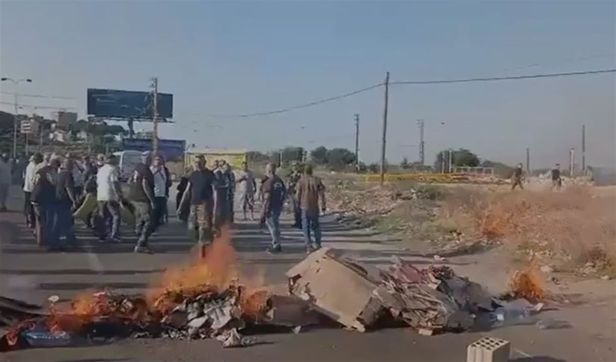 العسكريون المتقاعدون يقطعون أوتوستراد المدفون (شاهد الفيديو) 