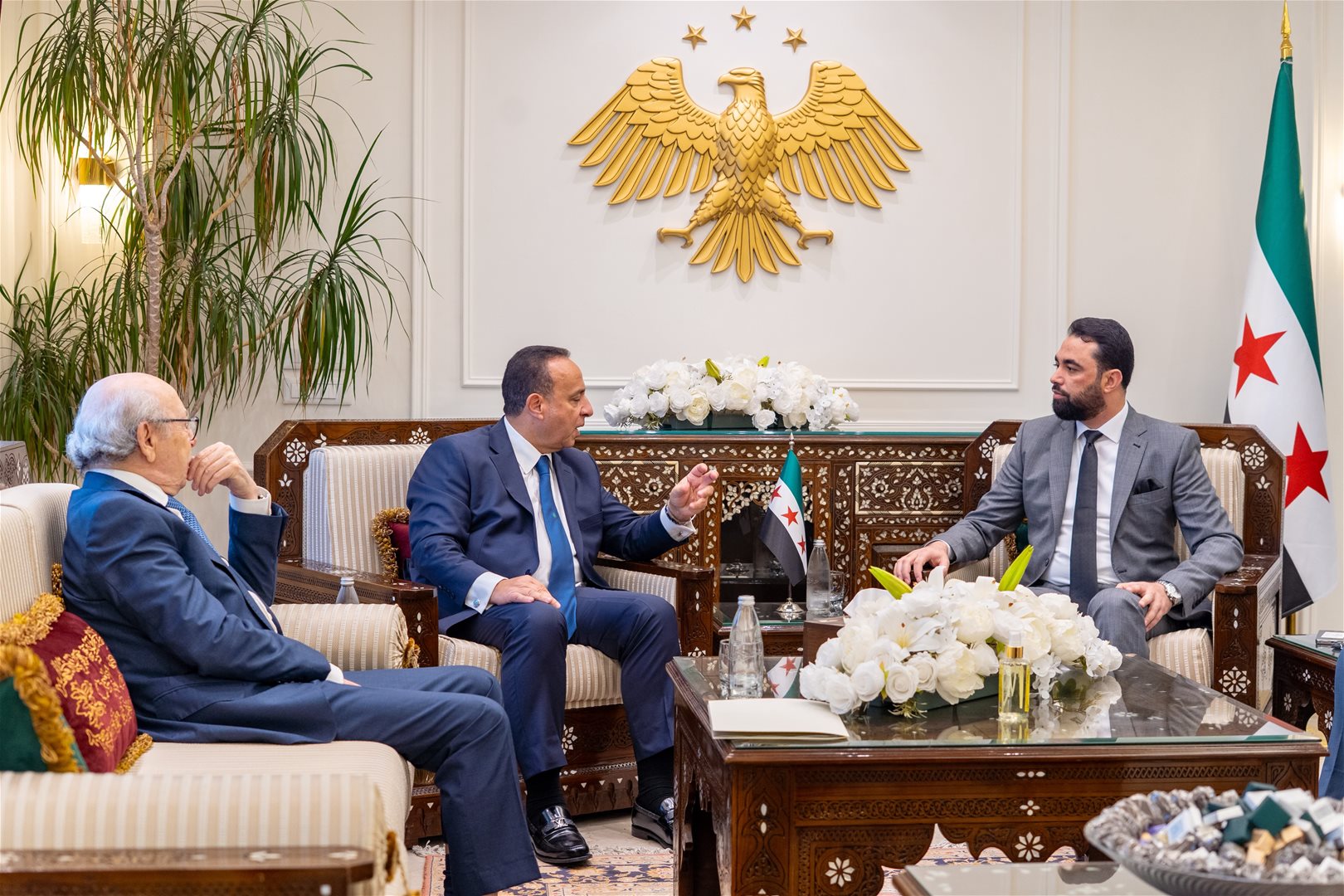 الهزاع يستقبل وفدًا من اتحاد المصارف العربية