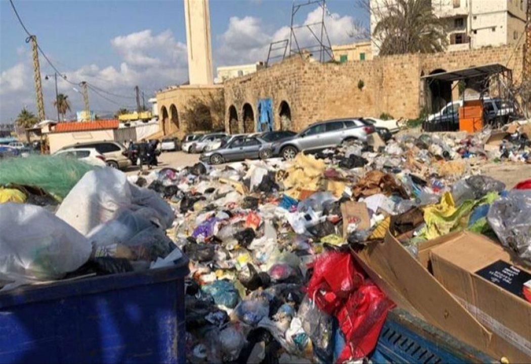 إقفال الطريق بالنفايات.. ماذا يحصل في صيدا؟ 