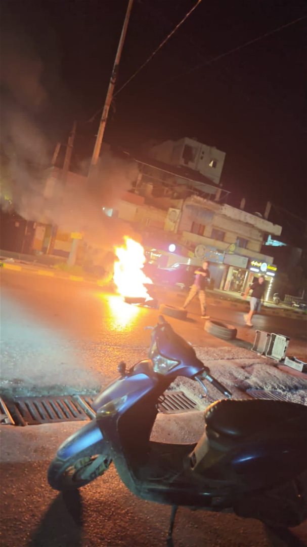 مراسل الجديد: محتجون يقطعون ليلًا طريق البداوي – طرابلس بالإطارات المشتعلة احتجاجًا على الطعن في قانون العفو العام