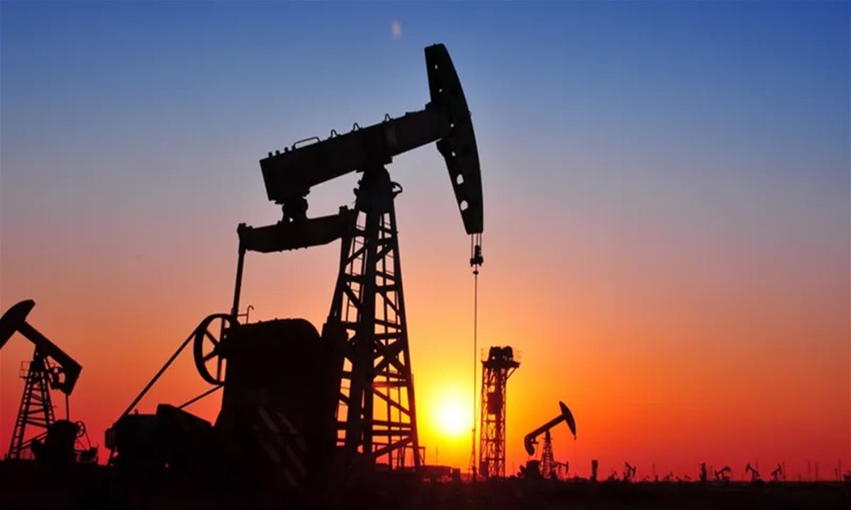 الهجمات على منشآت الطاقة ترفع النفط.. كم بلغ سعر البرميل؟