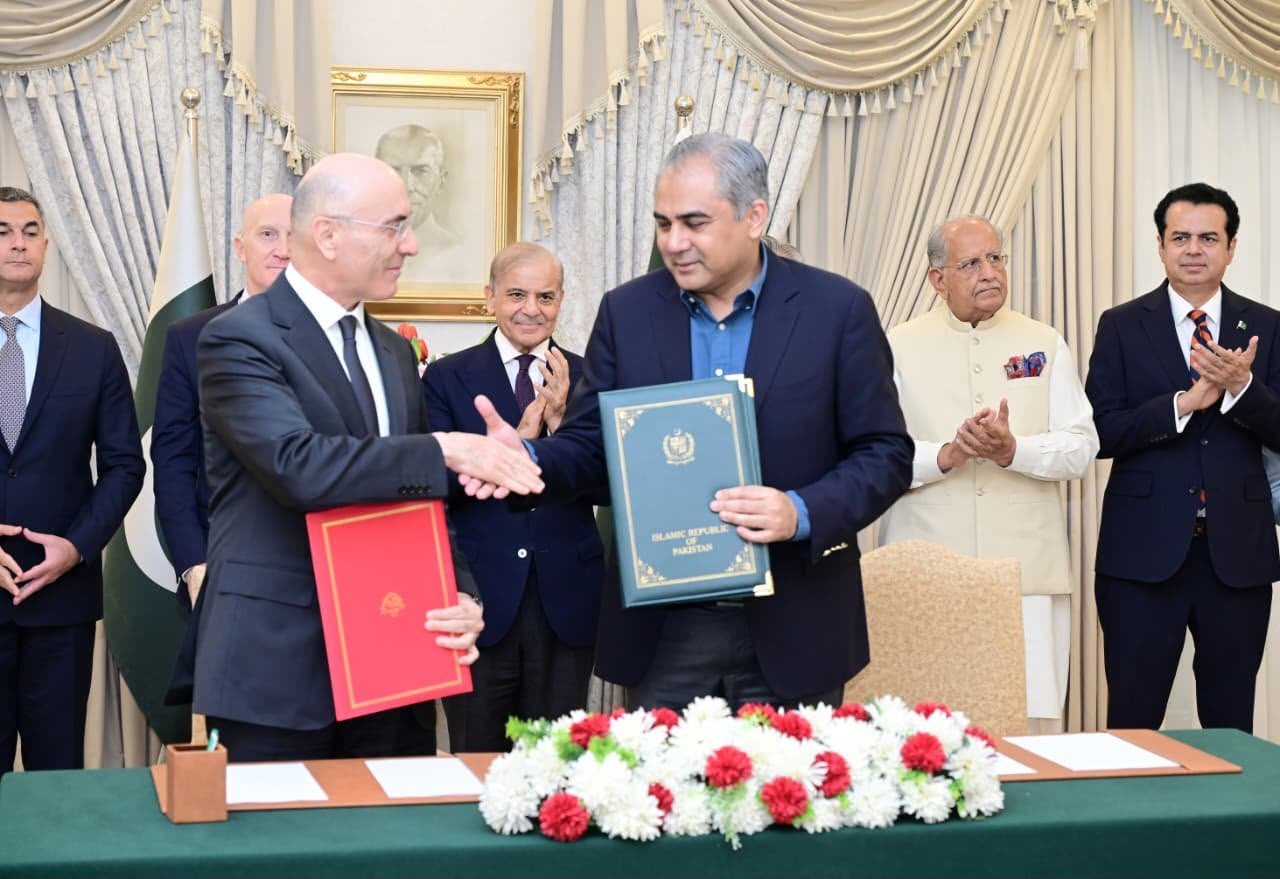 الحجار يلتقي رئيس الوزراء الباكستاني ويوقّع مذكرة لتبادل السجناء
