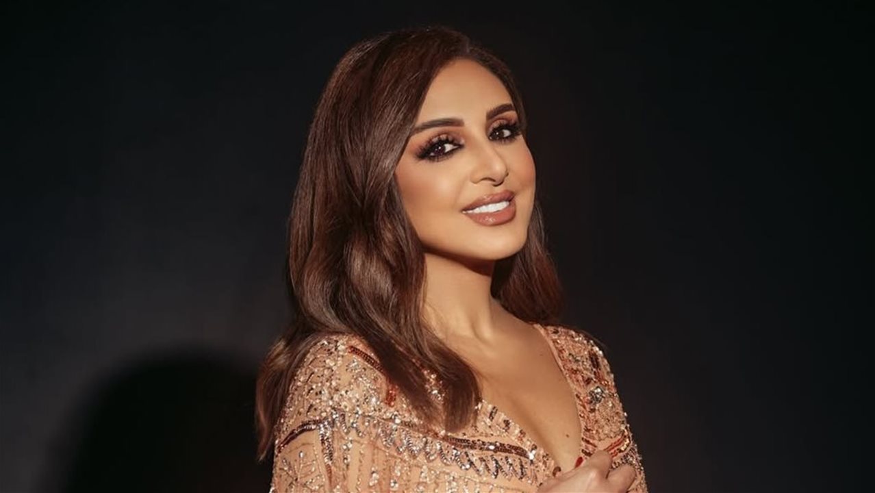 أنغام تحيط والدها محمد علي سليمان برعاية طبية مكثفة بعد أزمته الصحية