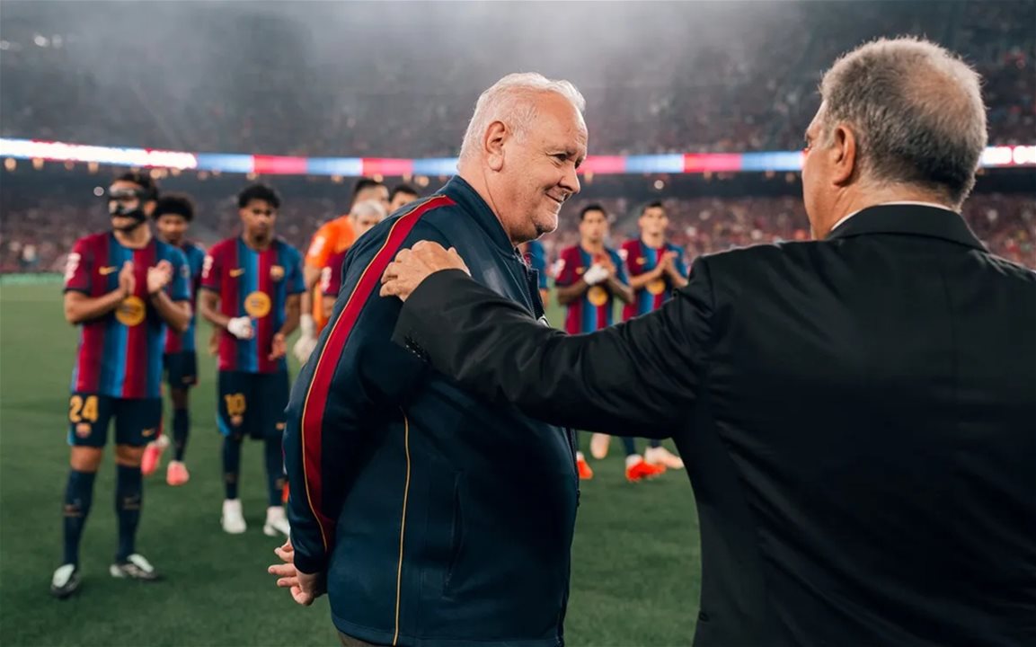 فيديو - برشلونة يكرّم مدير الفريق بعد 40 عامًا