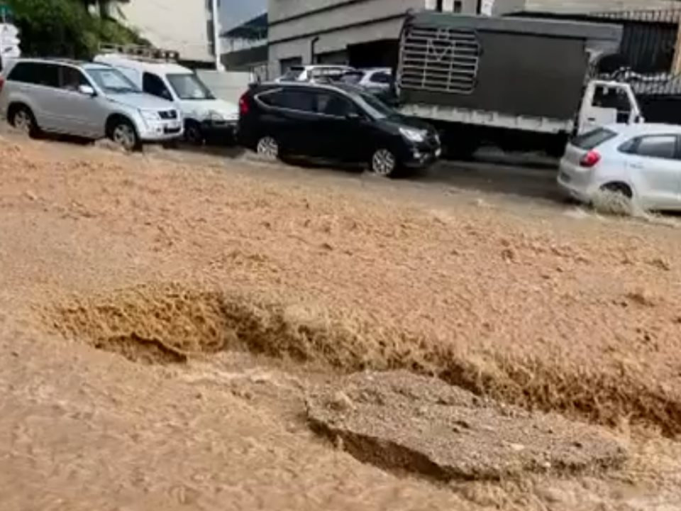 بالفيديو - سيول تغمر الشوارع في المكلّس - المتن