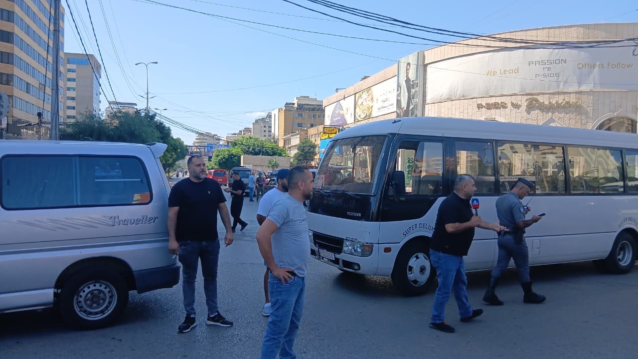 مراسل الجديد: سائقو الباصات يقطعون الطريق في ساحة عبد الحميد كرامي بطرابلس احتجاجاً على ارتفاع أسعار المحروقات
