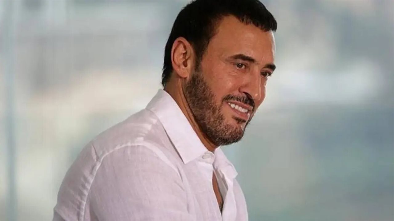 كاظم الساهر يعتذر من النساء في حفله بالقاهرة ويحتفل بعيد ميلاده وسط الجمهور