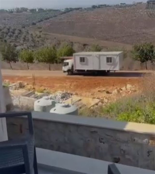 بالفيديو.. البيوت الجاهزة تدخل زوطر الغربية