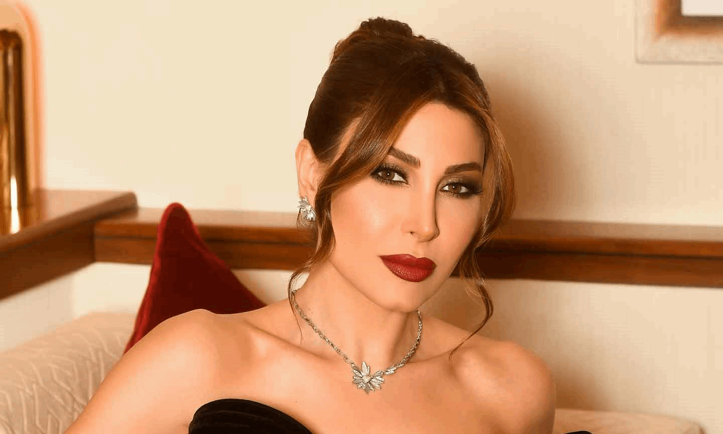 يارا تتوّج نجاحها في تونس بلقب «أميرة قرطاج».. وإطلالة بنفسجية تخطف الأنظار