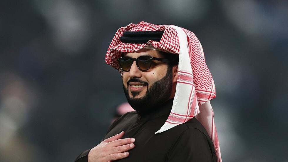 تركي آل الشيخ يدافع عن عمرو دياب بعد الانتقادات: "الأرقام هي من تبحث عنه"