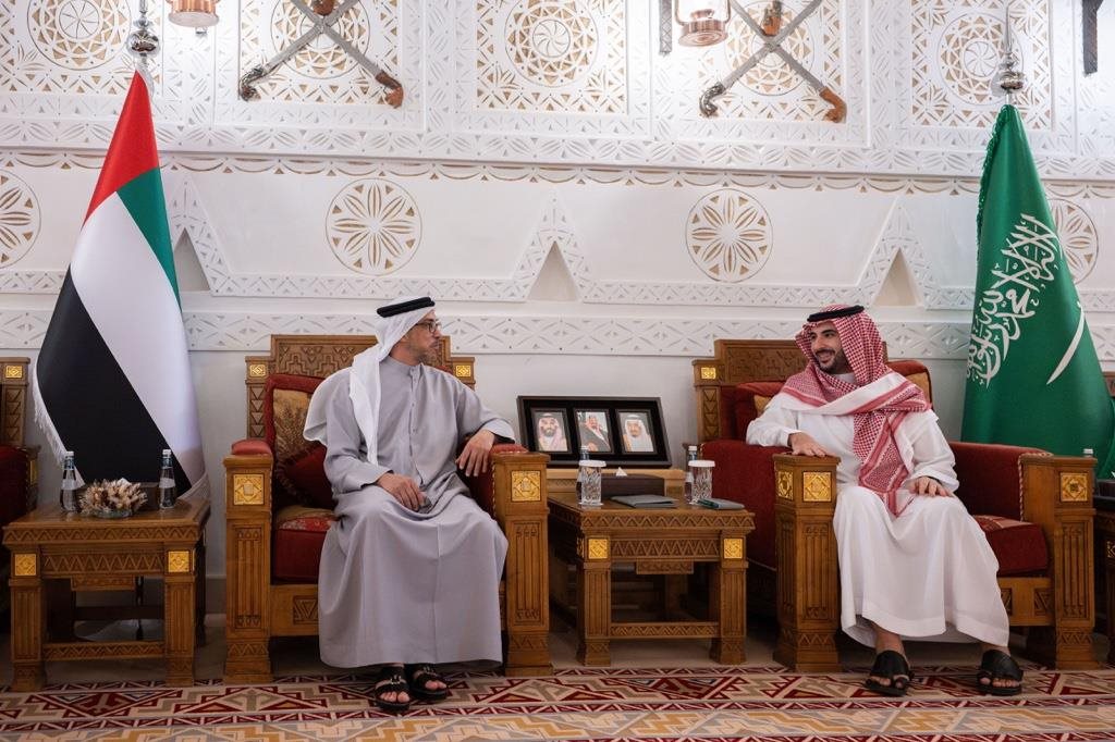 وزير الدفاع السعودي الأمير خالد بن سلمان يستقبل نائب الرئيس الإماراتي الشيخ منصور بن زايد الذي يجري زيارة للرياض