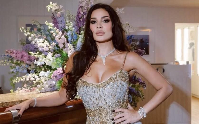 بإطلالة ملكية سوداء.. نادين نسيب نجيم تتألق بين نجوم معرض الدوحة للمجوهرات 2026