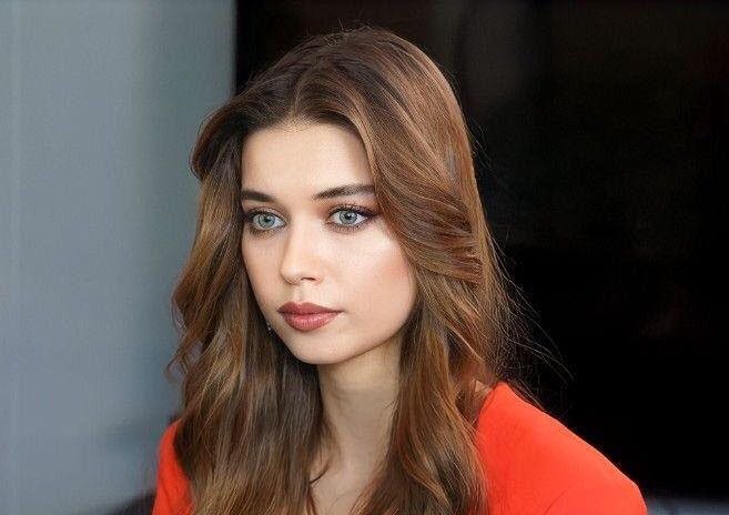 أفرا ساراتش أوغلو تخرج عن صمتها وتكشف تفاصيل نتيجة فحص المخدرات