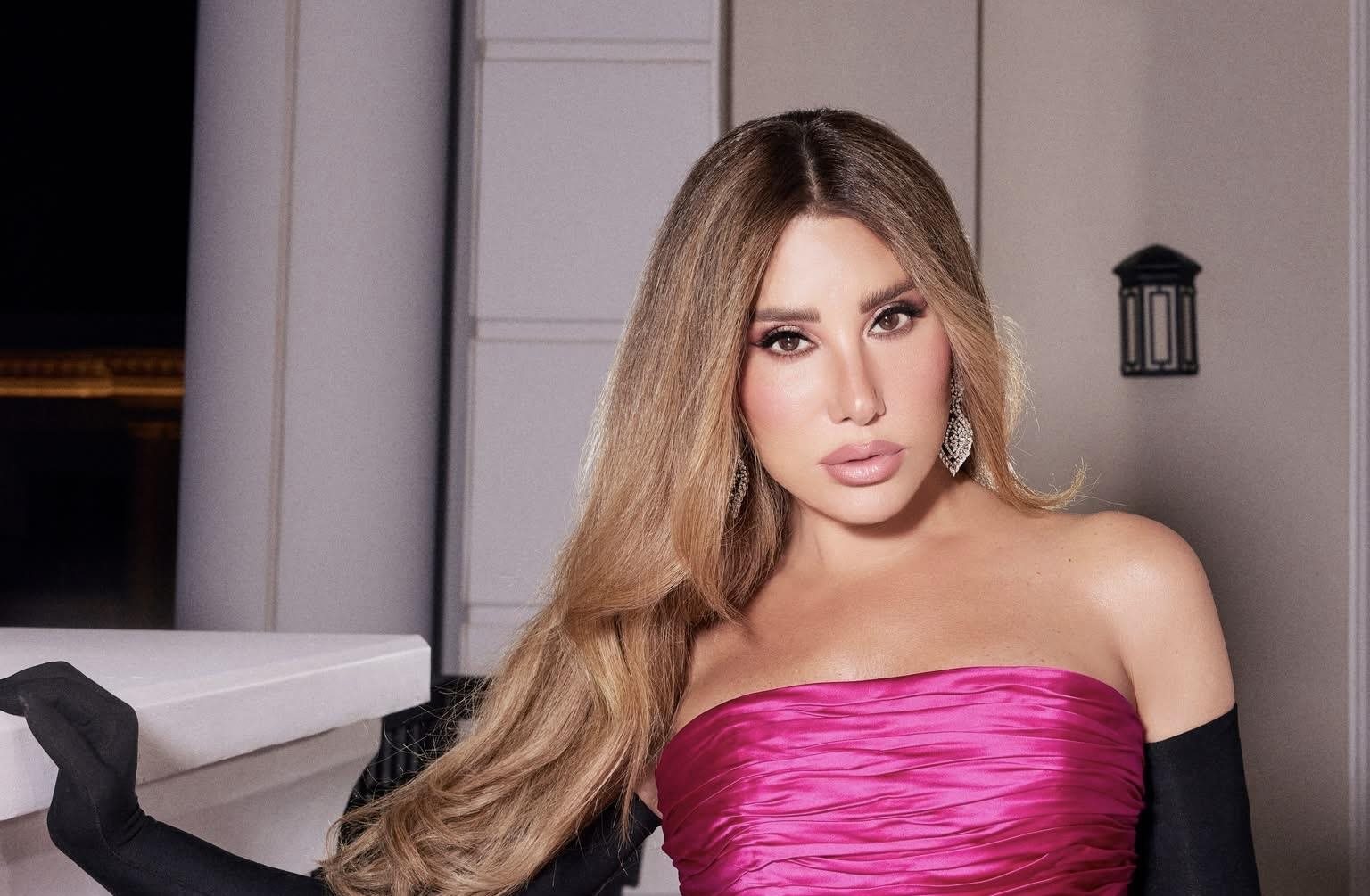 نجوى كرم تمازح الرجال خلال حفلها في دبي 