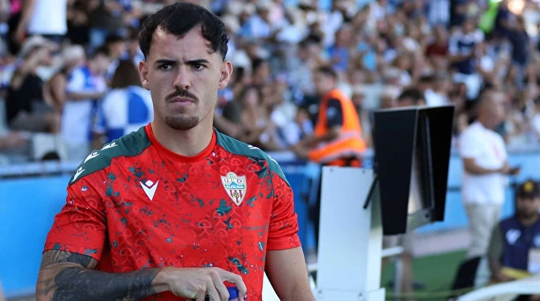 فيديو - لاعب إسباني يصطدم بسيّارات ويفرّ من المكان