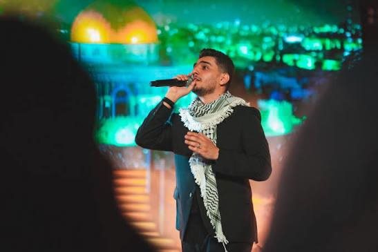 محمد عساف يثير الجدل بردّه على أحد الحضور بعد طلب تحية للمخيمات الفلسطينية 