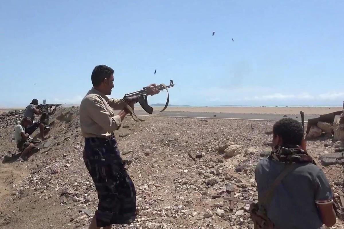 عملية "فجر اليمن" مستمرة.. والقوات الحكومية تتقدم من 3 محاور